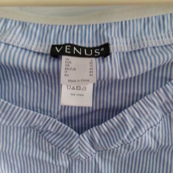 V neckline puff sleeve blouse - Picture 4 of 4